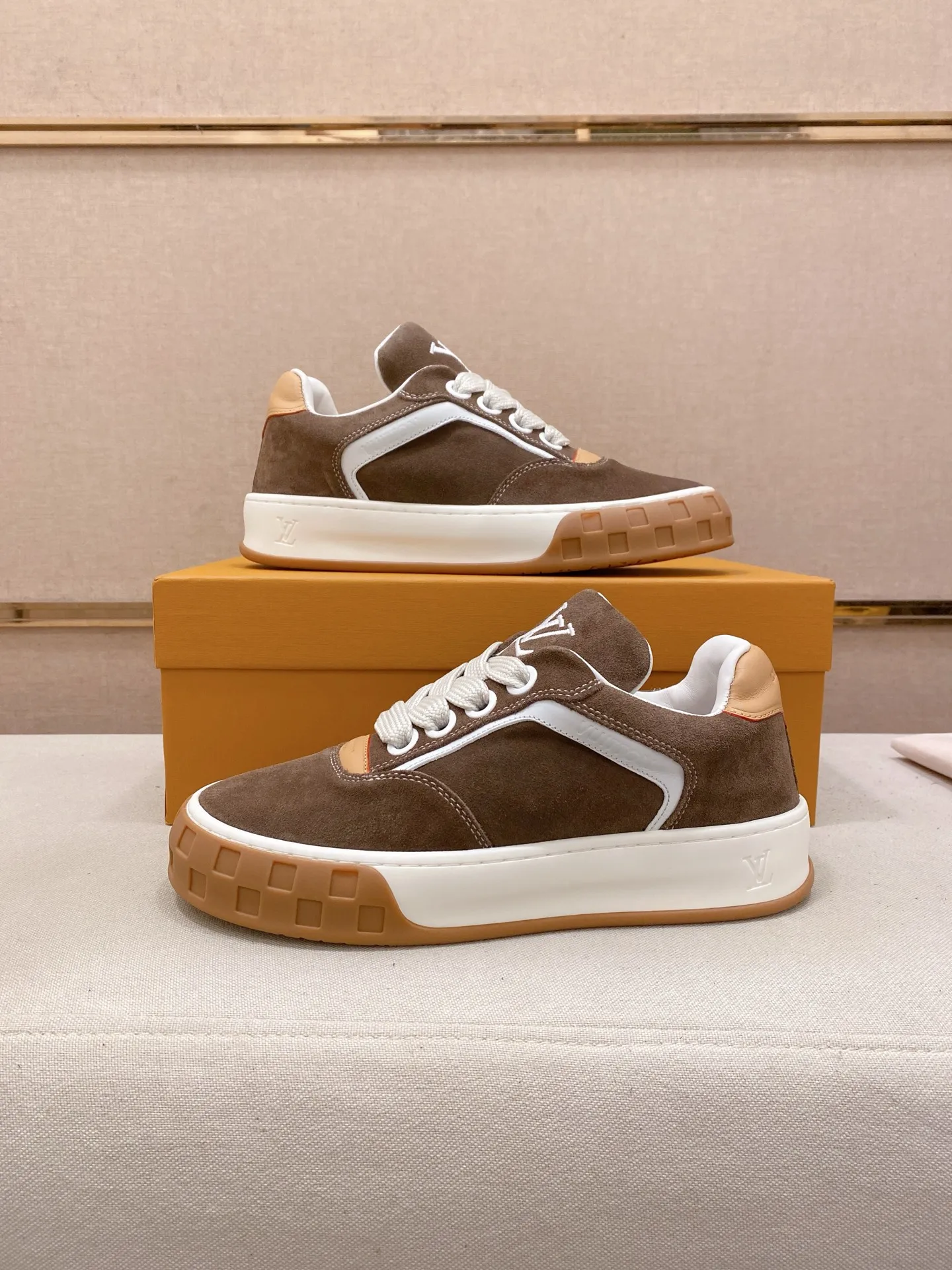 Factory price: 480💰 LV 🫏The colorful interpretation of BUTTERSOFT sneakers combines sheepskin, The colorful interpretation of LV BUTTERSOFT sneakers combines sheepskin and calfskin for a super soft feel. Designed by Pharrell Williams, this '60s-inspired shoe features a padded upper that's been crafted by Louis Vuitton craftsmen to further enhance the comfort of the leather. In addition to the LV initials, it features multiple signatures, including natural leather trim and an embossed pattern of Pharrell Williams and lobster on the side, referencing the Fall/Winter 2025 men’s show. A must-have artifact for fashionistas✅ Code number 38-44